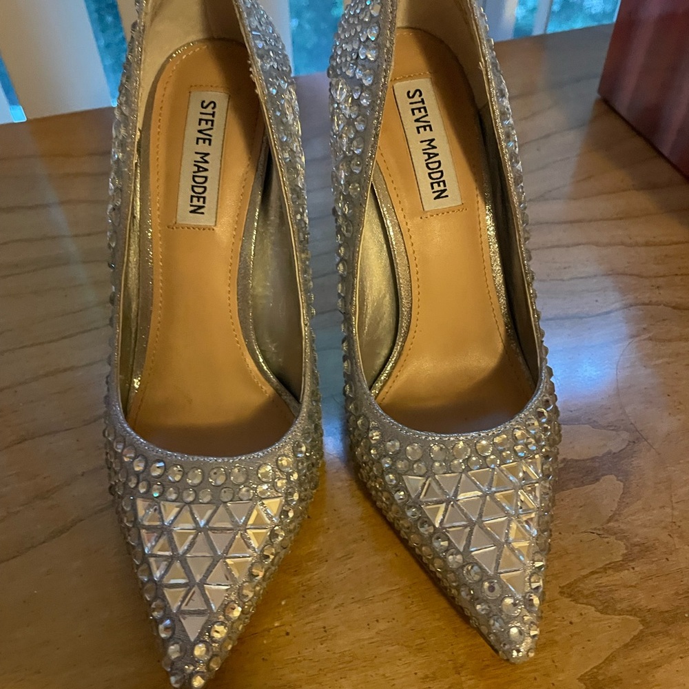 Gently Used Steve Madden shiny metallic pumps size 7.